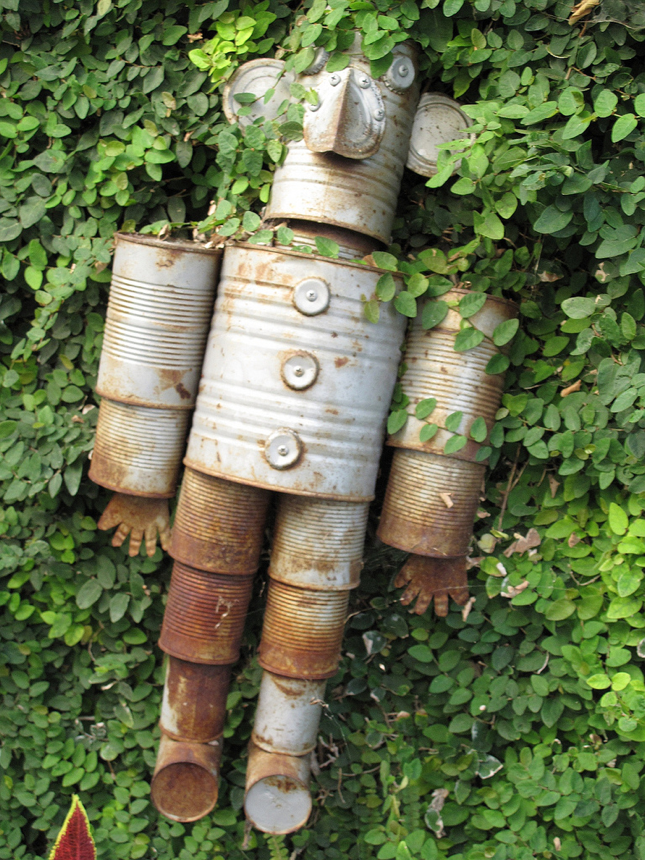 Eine Figur aus Blechdosen